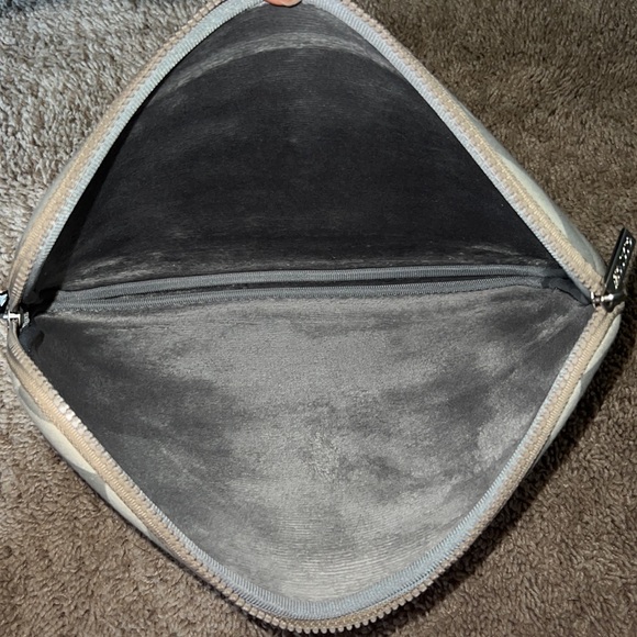 📦 Zig Zag Padded & Soft Lined 13” -15” Laptop Case - Picture 3 of 3